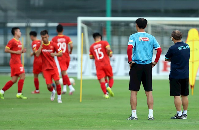 HLV Park Hang Seo theo dõi U22 Việt Nam tập luyện