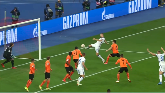 Edin Dzeko bỏ lỡ cơ hội ngon ăn