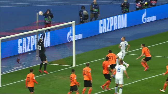 Edin Dzeko bỏ lỡ cơ hội ngon ăn