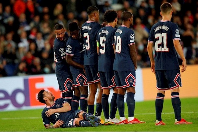 Messi nằm hàng rào ngăn cản cú đá của Man City