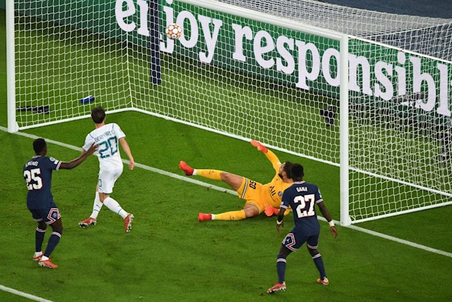 Bernardo Silva gây sốc với pha bỏ lỡ không thể tin nổi trước PSG