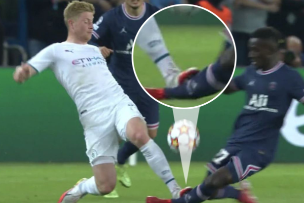 CĐV MU tức giận khi Kevin de Bruyne thoát thẻ đỏ một cách thần kỳ