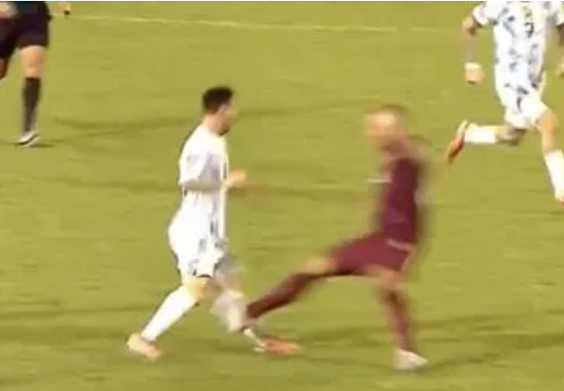 Lionel Messi bị đối phương triệt hạ