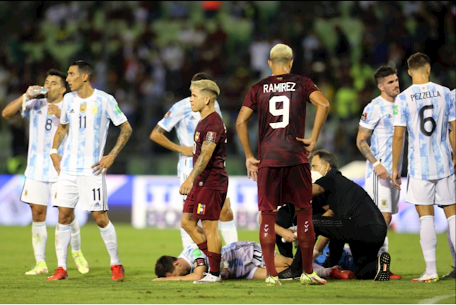 Lionel Messi bị đối phương triệt hạ