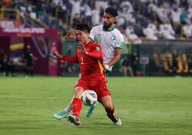 Vì sao trung vệ Duy Mạnh nhận thẻ đỏ ở trận Saudi Arabia 3-1 Việt Nam?