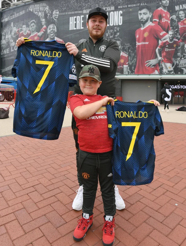 NHM MU xếp hàng chờ mua áo của Ronaldo