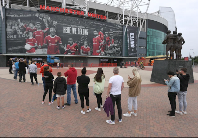 NHM MU xếp hàng chờ mua áo của Ronaldo