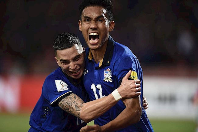 Tristan Do ăn mừng bàn thắng mà Teerasil Dangda ghi được vào lưới Australia