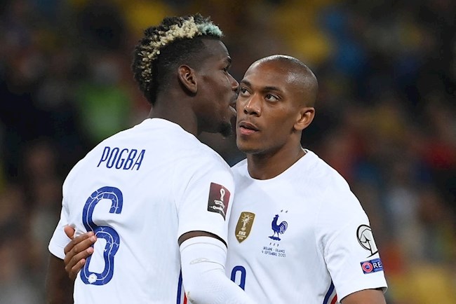 Sau hiệp đầu mờ nhạt, Martial đã đem về bàn gỡ hòa cho tuyển Pháp