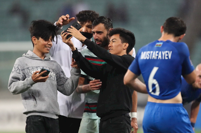 CĐV tràn xuống sân chụp ảnh với Bruno Fernandes CĐV tràn xuống sân chụp ảnh với Bruno Fernandes