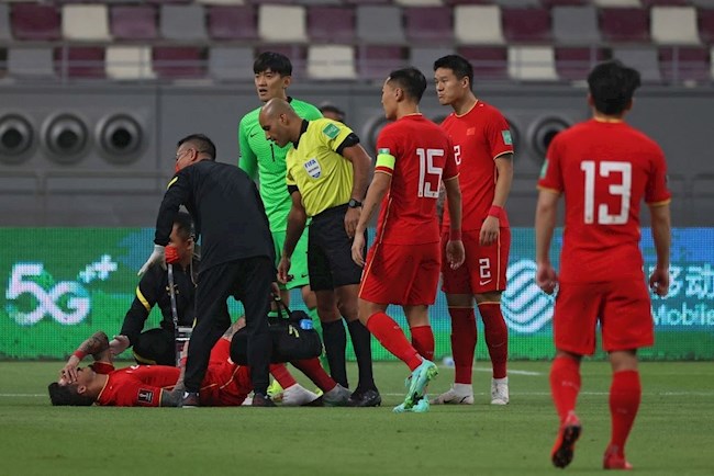 Trung vệ Zhang Linpeng dính chấn thương nặng ở trận đấu giữa ĐT Trung Quốc và Nhật Bản