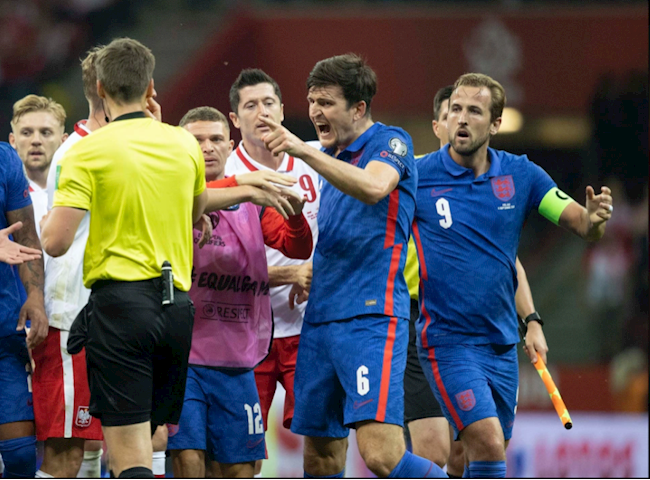 Cầu thủ hai đội lao vào nhau ở trận Ba Lan vs Anh Cầu thủ hai đội lao vào nhau ở trận Ba Lan vs Anh