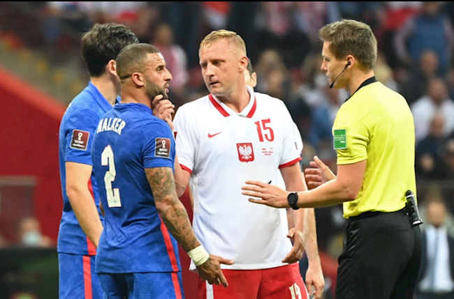 Cầu thủ hai đội lao vào nhau ở trận Ba Lan vs Anh Cầu thủ hai đội lao vào nhau ở trận Ba Lan vs Anh