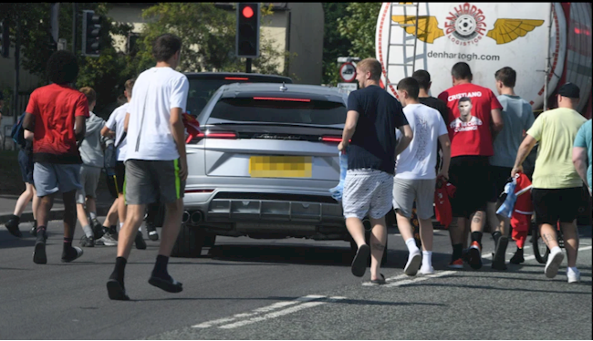 Cristiano Ronaldo rời buổi tập của MU trong vòng vây của NHM