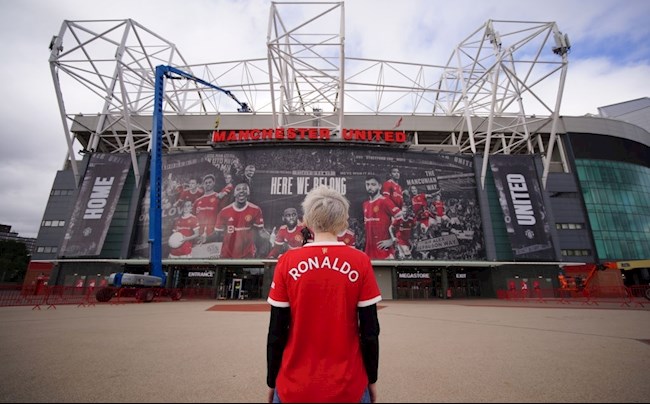 Old Trafford thay ‘bộ nhận diện’ trước ngày ra mắt Ronaldo