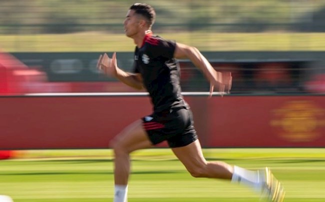 Ronaldo đăng ảnh chạy như bay