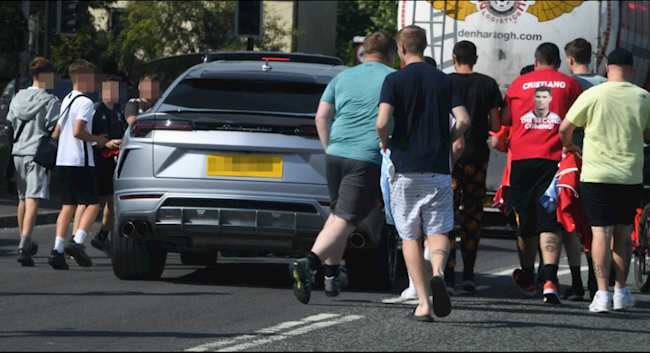 NHM MU vây lấy Ronaldo khi anh rời sân tập của Quỷ đỏ