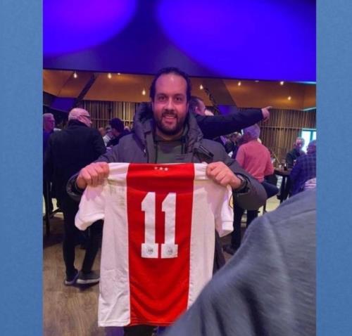 Hài hước Người hùng của Ajax mất áo khi ăn mừng cùng CĐV 2