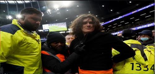 CdV lao vao san de buoc co vao cot khung thanh