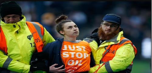 Thêm hai CĐV bị mời khỏi sân do buộc mình vào khung thành trong trận đấu ở Premier League 1