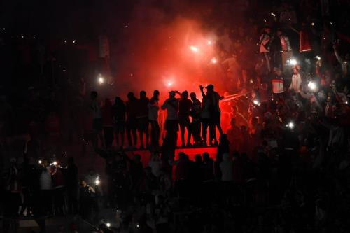 Cảnh sát hộ tống cầu thủ Boca Juniors rời sân trong trận gặp River Plate 1