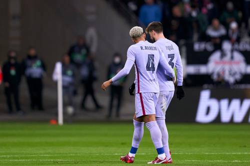 Pique chấn thương trong trận hòa của Barca trước Frankfurt 1