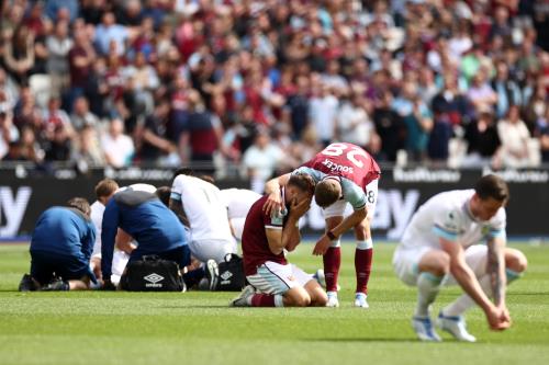 Tiền vệ West Ham bật khóc khi làm đối thủ chấn thương 2