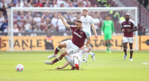 Tiền vệ West Ham bật khóc khi làm đối thủ chấn thương 1