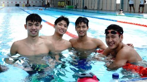Hoàng Quý Phước cùng đàn em tại ĐT bơi Việt Nam Hoàng Quý Phước cùng đàn em tại ĐT bơi Việt Nam