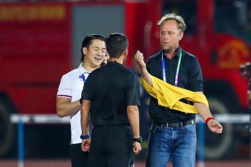 HLV Mano Polking bất lực với yêu cầu đặc biệt từ trọng tài