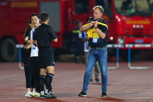 HLV Mano Polking bất lực với yêu cầu đặc biệt từ trọng tài 1