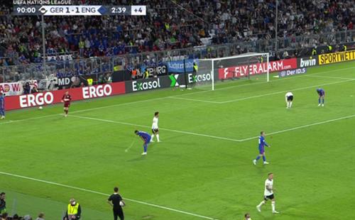 Jude Bellingham nôn ngay trên sân ở trận gặp Đức 2 Jude Bellingham nôn ngay trên sân ở trận gặp Đức 2