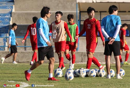 U23 Việt Nam xả stress trước trận gặp U23 Malaysia, Văn Khang bị phạt vì ... ngủ quên