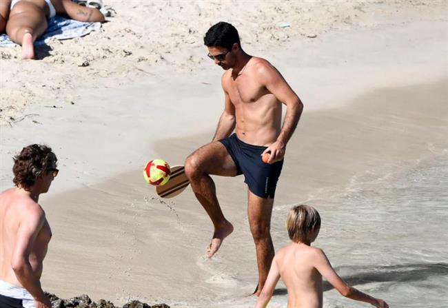 Mikel Arteta khoe cơ thể săn chắc bên hoa hậu TBN 2