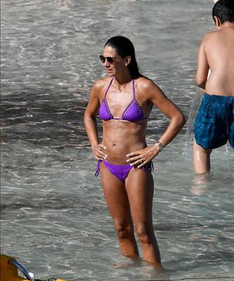 Mikel Arteta khoe cơ thể săn chắc bên hoa hậu TBN 1