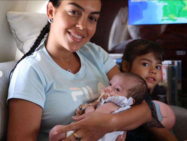 Ronaldo đi nghỉ Hè cùng bạn gái và các con 2