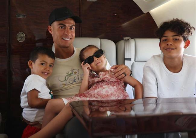 Ronaldo đi nghỉ Hè cùng bạn gái và các con 1