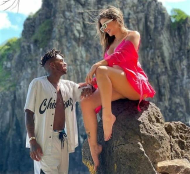 Fred đắm đuối bên vợ trong kỳ nghỉ 3