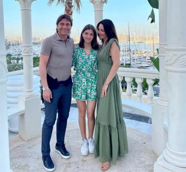 Antonio Conte rạng rỡ bên vợ và con gái 1 Antonio Conte rạng rỡ bên vợ và con gái 1