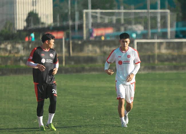 Nhâm Mạnh Dũng doạ chiếm suất bắt chính của đàn anh Nguyên Mạnh