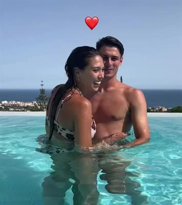 Bạn gái hoa hậu của Kepa khoe thân hình gợi cảm 2