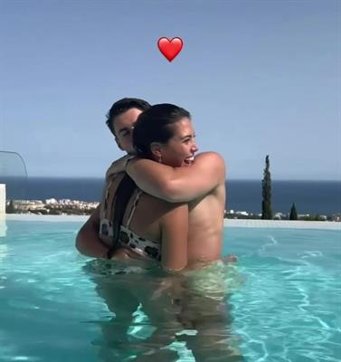 Bạn gái hoa hậu của Kepa khoe thân hình gợi cảm 1