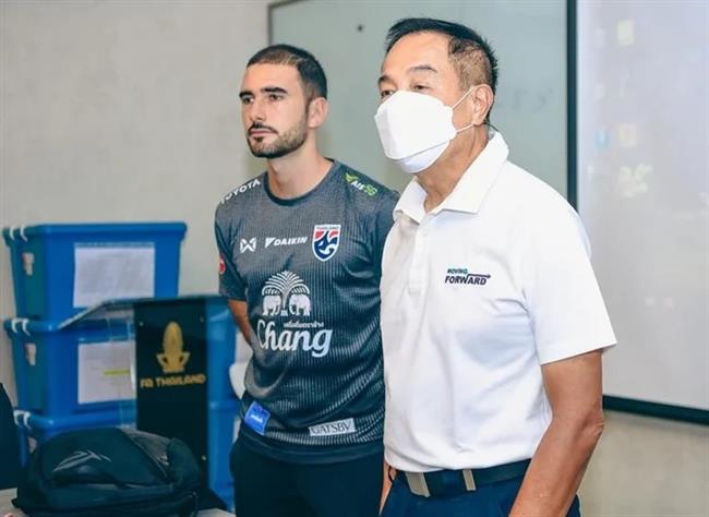 Chu tich Somyot Poompanmoung bat ngo xuat hien tai ban doanh cua doi U19 Thai Lan. anh: FAT