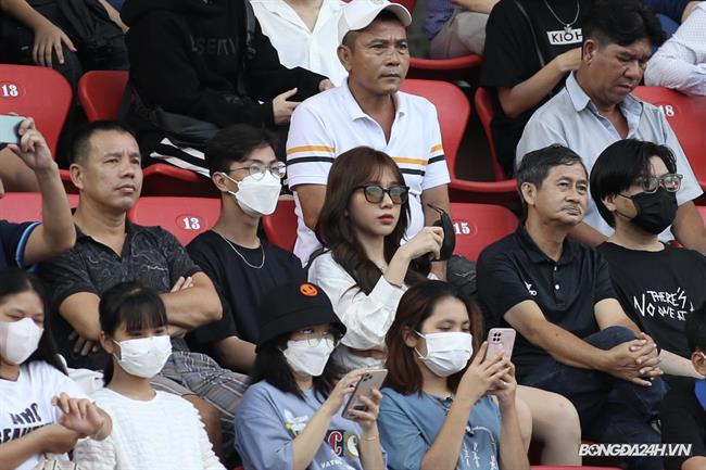 Bạn gái xinh đẹp tới sân Thống Nhất tiếp lửa cho Hoàng Đức