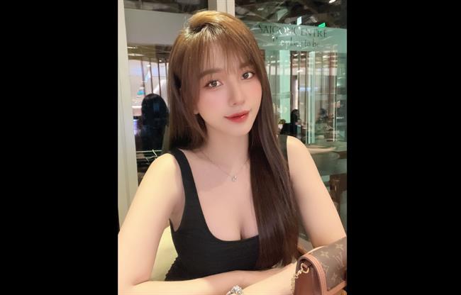 Bạn gái khoe vòng 1 căng tròn khi đi chơi với Hoàng Đức