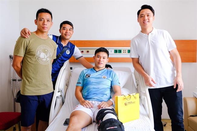 Lê Văn Xuân nhận tiền thưởng SEA Games 31 trên giường bệnh 1