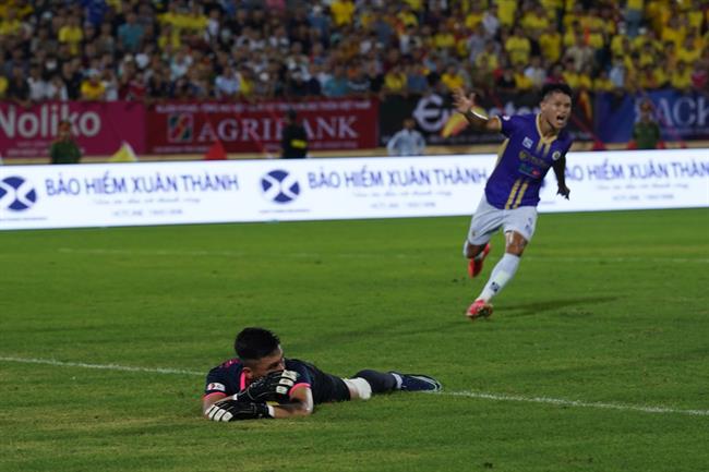 Ngoại binh Hà Nội và thủ môn Nam Định liên tục “chữa cháy” cho mặt sân Thiên Trường 4