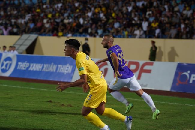 Ngoại binh Hà Nội và thủ môn Nam Định liên tục “chữa cháy” cho mặt sân Thiên Trường 6