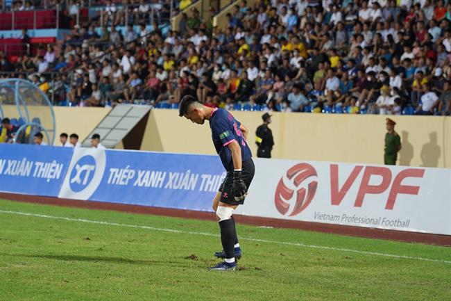 Ngoại binh Hà Nội và thủ môn Nam Định liên tục “chữa cháy” cho mặt sân Thiên Trường 3