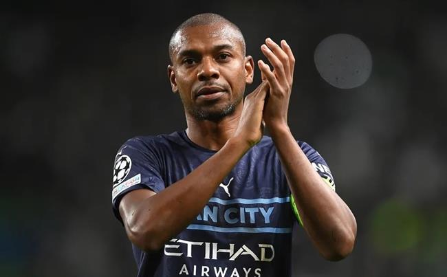 Cựu tiền vệ Man City Fernandinho tuyên bố giải nghệ